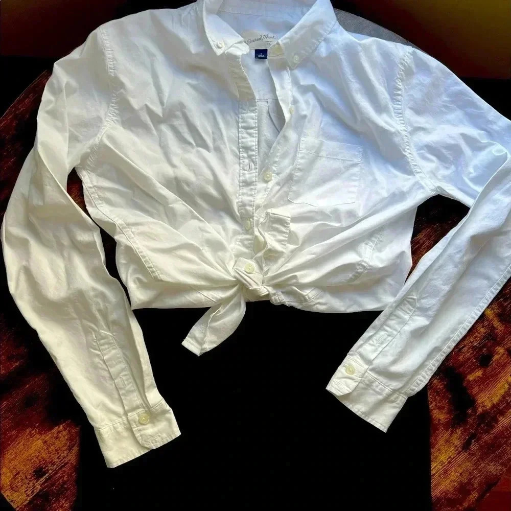 BUNDLE: womens Universal Thread shirt & Forever 21 pencil skirt + earrings.